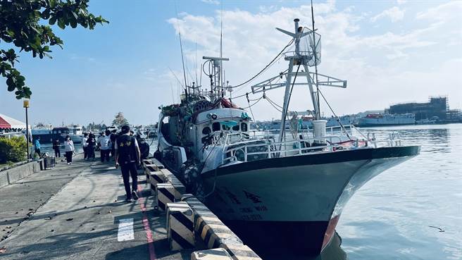 屏东琉球籍渔船「金隆成18号」15日在关岛北方海域作业时，船长陈瑞益因病猝逝、船员无人会开船，导致整艘船在海上漂流，孤立无援。海巡署获报后，18日派遣舰队分署的「巡护八号」搭载替补船长洪渊挥前往救援。今日上午渔船顺利到达屏东盐埔渔港，船员们都能顺利回家了。（翻摄照片／崔正纲高雄传真）