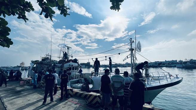 屏东琉球籍渔船「金隆成18号」15日在关岛北方海域作业时，船长陈瑞益因病猝逝、船员无人会开船，导致整艘船在海上漂流，孤立无援。海巡署获报后，18日派遣舰队分署的「巡护八号」搭载替补船长洪渊挥前往救援。今日上午渔船顺利到达屏东盐埔渔港，船员们都能顺利回家了。（翻摄照片／崔正纲高雄传真）