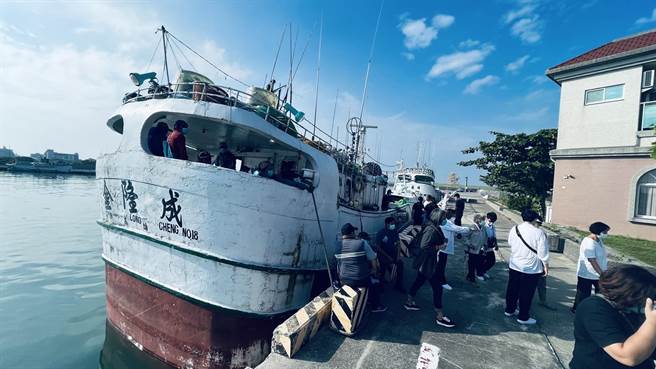 屏东琉球籍渔船「金隆成18号」15日在关岛北方海域作业时，船长陈瑞益因病猝逝、船员无人会开船，导致整艘船在海上漂流，孤立无援。海巡署获报后，18日派遣舰队分署的「巡护八号」搭载替补船长洪渊挥前往救援。今日上午渔船顺利到达屏东盐埔渔港，船员们都能顺利回家了。（翻摄照片／崔正纲高雄传真）