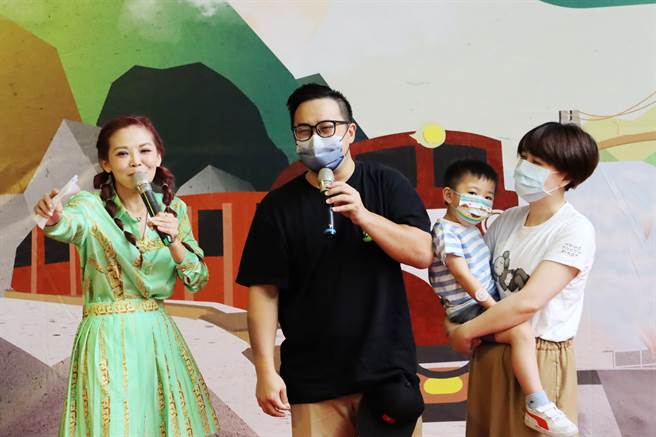 嘉义县文化观光局请来YouTuber默森夫妻抢先体验好玩卡，分享旅游经验。（吕妍庭摄）