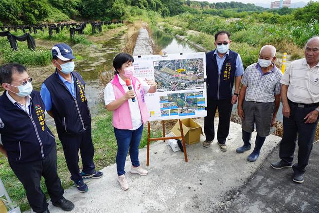 立委杨琼璎26日邀集相关单位，一起会勘后里区牛稠坑沟引水路，第二期改善工程。(杨琼璎服务处提供)