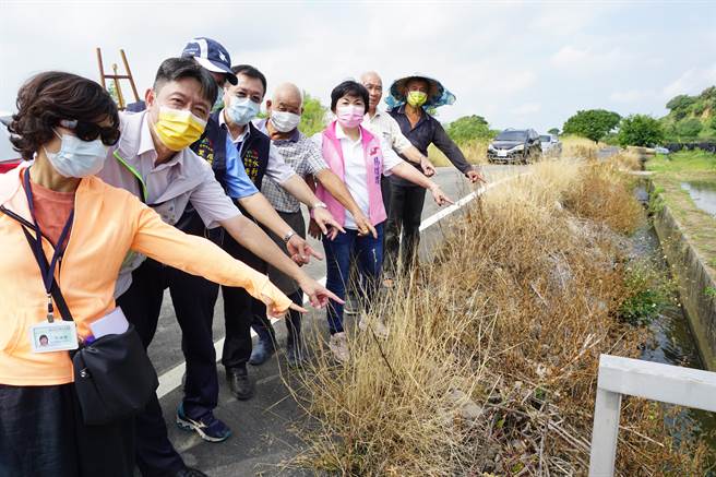 立委杨琼璎26日邀集相关单位，一起会勘后里区牛稠坑沟引水路，第二期改善工程。(杨琼璎服务处提供)