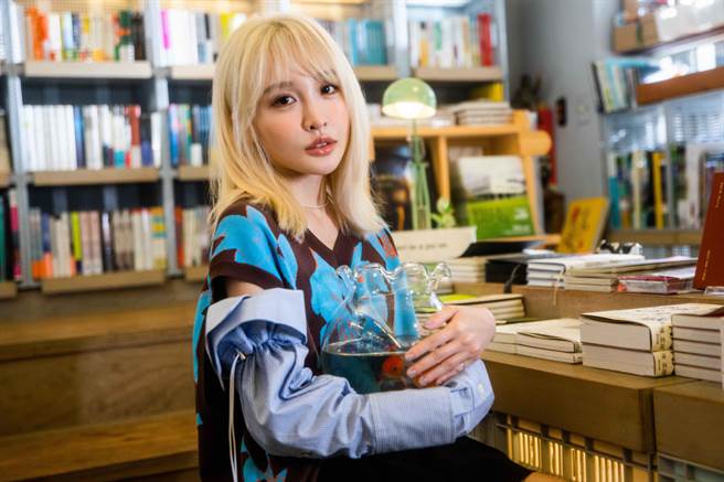 张若凡为拍摄新歌〈非必要的美好小事〉MV穿梭台北各个角落。（索尼音乐提供）