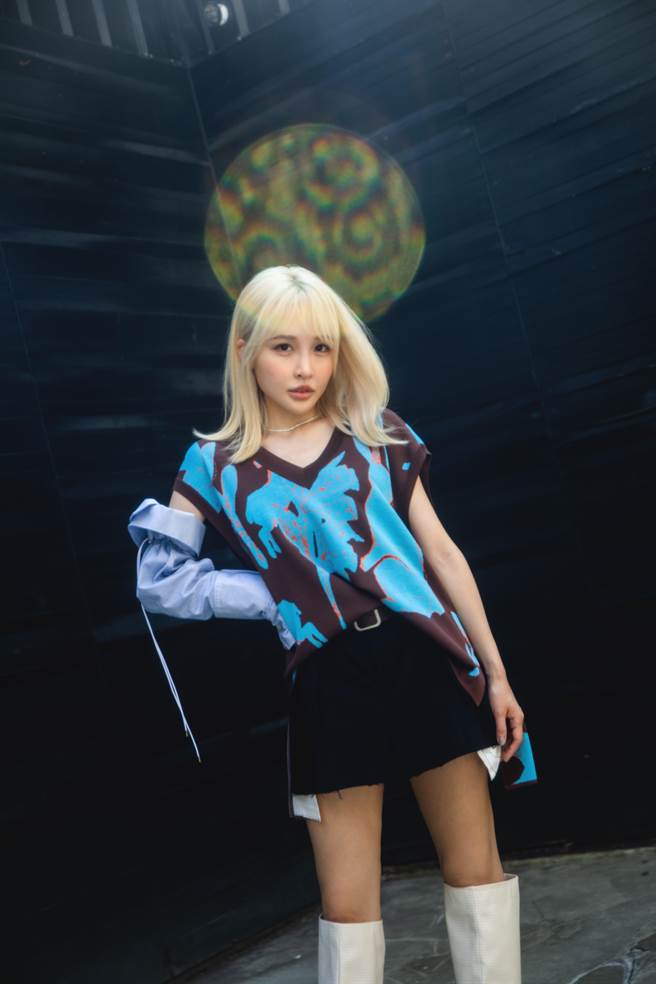 张若凡为拍摄新歌〈非必要的美好小事〉MV穿梭台北各个角落。（索尼音乐提供）