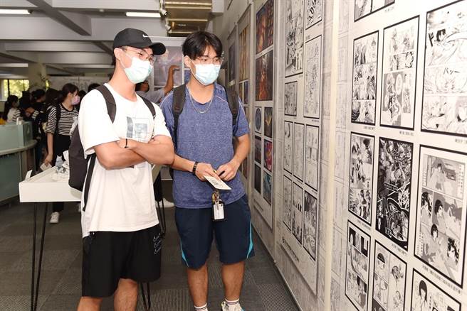 静宜盖夏图书馆与台中歷史建筑第四市场等单位合作，推出「漫慢台中─开启动漫的多重宇宙」及「每个人都喜欢John─地方神酱」双联展。（静宜大学提供）