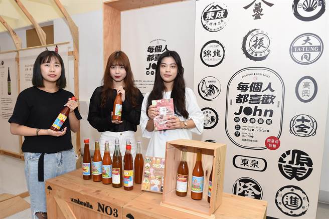 静宜校方特别举行8家老牌名店沾酱PK投票，最后由台中神酱「东泉辣椒酱」勇夺最高人气奖。（静宜大学提供）