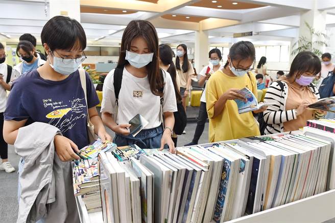 静宜校方并展出各种食谱及酱料等相关主题图书，也精选台剧改编漫画、台湾画册画集与极具台湾精神的CCC创作集等。（静宜大学提供）