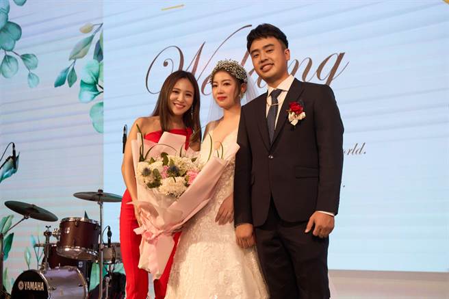 梁文音现身素人婚礼，担任婚礼歌手。（环球音乐提供)