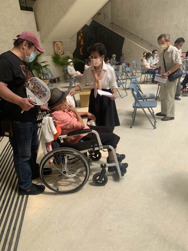 台中市次世代疫苗快打站传出有人发放竞选文宣品，西区公所澄清是发防疫扇，与选举无关。(江肇国团队提供)