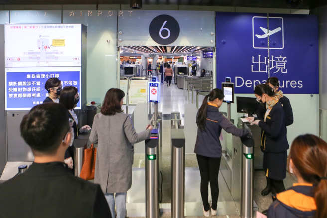 一名网友表示，身边一群打高端的朋友，事后才知道出国可能会受阻，但现在后悔也来不及。（图／示意图，记者陈麒全摄影）