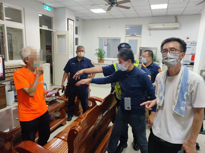 和平所警员拦查到公车发现男子果然在车上，请他在分局等候登山团队和其他人过来会合。(民眾提供)