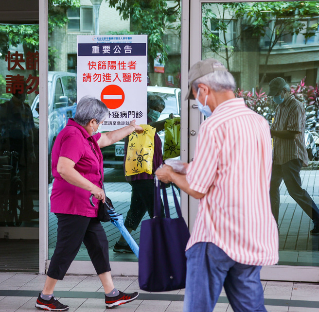 中央流行疫情指挥中心今(26)日公布国内新增128例本土BA.5个案，31例本土BA.2 ，以及出现首例BA.5儿童脑炎个案。(资料照)