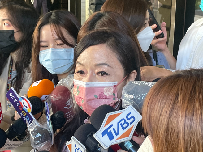 前中姐張淑娟26日上午要告資深媒體人周玉蔻，周玉蔻突然出現在北檢。（季志翔攝）