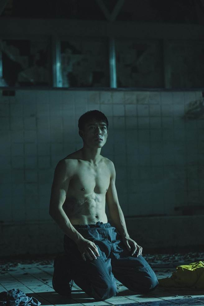 陈昊森半裸秀六块肌，身上伤痕满布的画面相当吸睛。（威视提供）