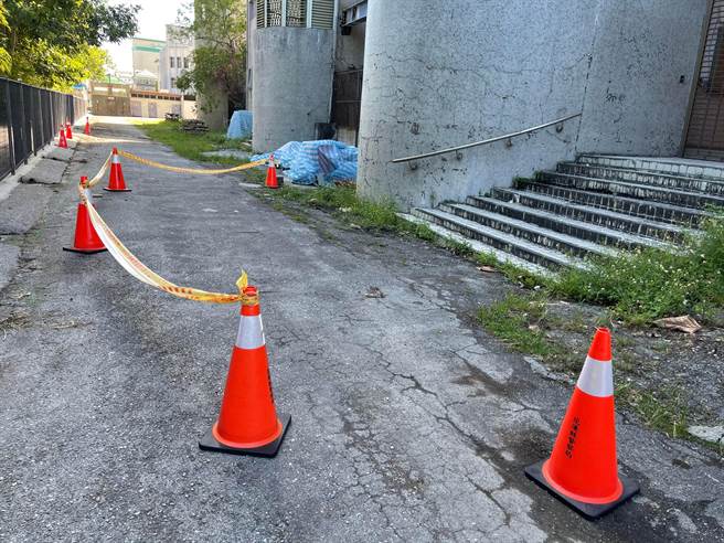 花莲某国中今天中午惊传男学生坠楼，警消赶抵现场，发现该生头部重创，已失去呼吸心跳，目前仍在医院抢救中。（民眾提供／罗亦晽花莲传真）