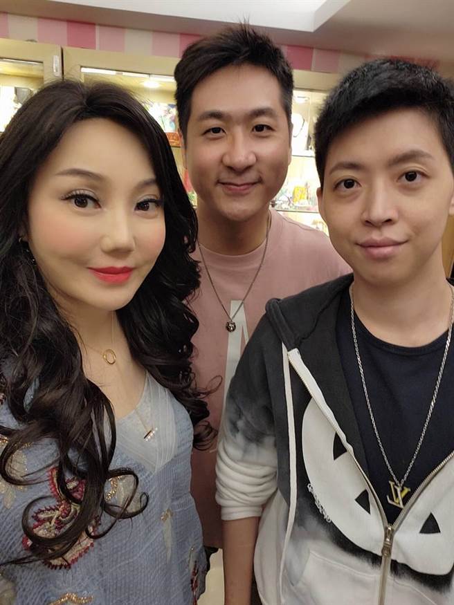 沈嵘带2位徒儿一起做公益。 （罕见疾病基金会提供）