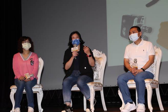 侯友宜倡兩性平權，從自身在家洗碗做起。（新北市社會局提供）