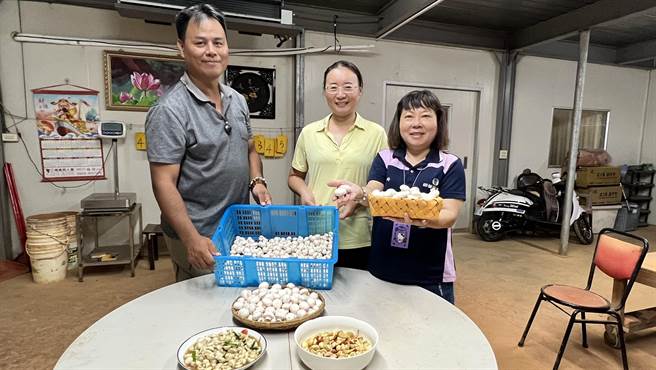 林谷霖（左）投入洋菇种植后，这几年收入逐渐平稳，成功开始职涯第2春，同时感情也迎来第2春，遇到能互相扶持的伴侣萧丽君（中）。（张毓翎摄）