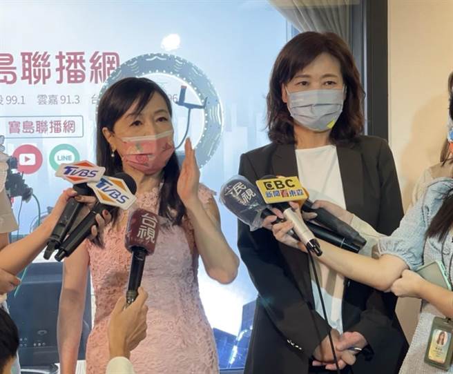 沈慧虹（右）表示，若支持對的人、對的事，就會被出征，那她覺得這個社會就沒有正確價值了。（沈慧虹提供／陳育賢新竹傳真）