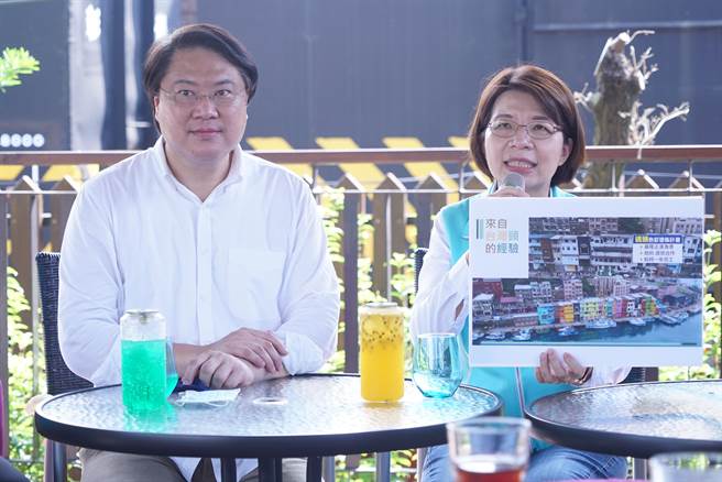 民進黨參選人黃秀芳找來基隆市長林右昌站台，一起到訪扇形車庫，未來將從扇形車庫出發，活化當地文化地景。（吳建輝攝）