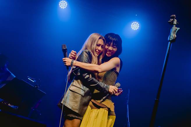 洪佩瑜（右）邀请艾怡良担任演唱会嘉宾。（何乐提供）