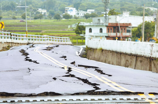 台东6.8强震，花莲高寮大桥受创严重。（杜宜谙摄）