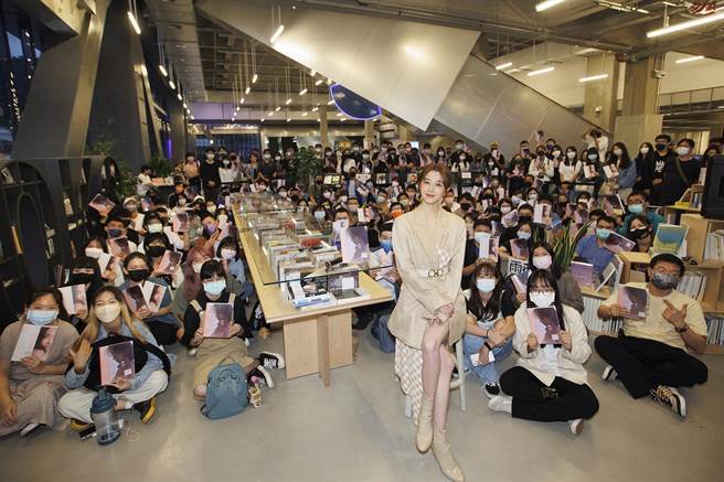 邵雨薇出席新书分享会。（重版文化提供）