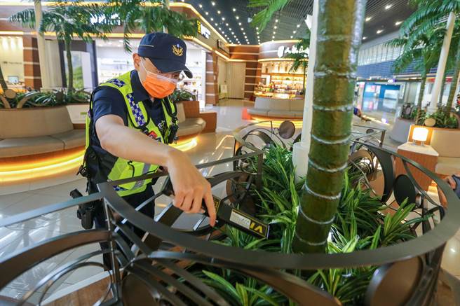 桃园机场公司26日在客服信箱发现一封匿名恐吓信，发信人声称他已在桃园机场放置炸弹，要求台湾停止一切台独活动，由于前美国务卿蓬佩奥将于26日晚间抵台访问，两件事有无关连仍待厘清，这也是今年度桃机再度接获电子恐吓信，航警局在接获通报后，已派员警加强在桃机公共区域巡查。（陈麒全摄）