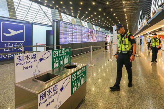 桃园机场公司26日在客服信箱发现一封匿名恐吓信，发信人声称他已在桃园机场放置炸弹，要求台湾停止一切台独活动，由于前美国务卿蓬佩奥将于26日晚间抵台访问，两件事有无关连仍待厘清，这也是今年度桃机再度接获电子恐吓信，航警局在接获通报后，已派员警加强在桃机公共区域巡查。（陈麒全摄）