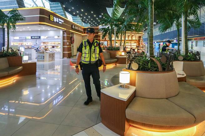 桃园机场公司26日在客服信箱发现一封匿名恐吓信，发信人声称他已在桃园机场放置炸弹，要求台湾停止一切台独活动，由于前美国务卿蓬佩奥将于26日晚间抵台访问，两件事有无关连仍待厘清，这也是今年度桃机再度接获电子恐吓信，航警局在接获通报后，已派员警加强在桃机公共区域巡查。（陈麒全摄）