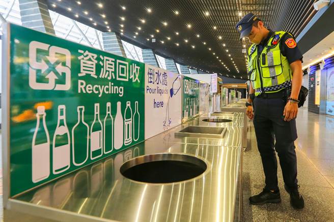 桃园机场公司26日在客服信箱发现一封匿名恐吓信，发信人声称他已在桃园机场放置炸弹，要求台湾停止一切台独活动，由于前美国务卿蓬佩奥将于26日晚间抵台访问，两件事有无关连仍待厘清，这也是今年度桃机再度接获电子恐吓信，航警局在接获通报后，已派员警加强在桃机公共区域巡查。（陈麒全摄）