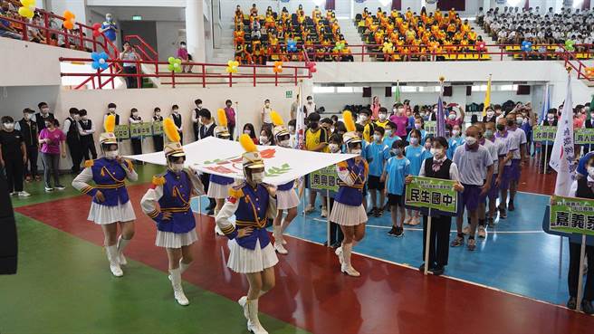 嘉义市中小学联运今天开幕，会旗进场。（廖素慧摄）