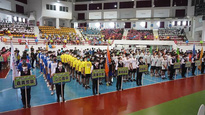 嘉义市中小学联运各校代表队参加今天的开幕典礼。（廖素慧摄）