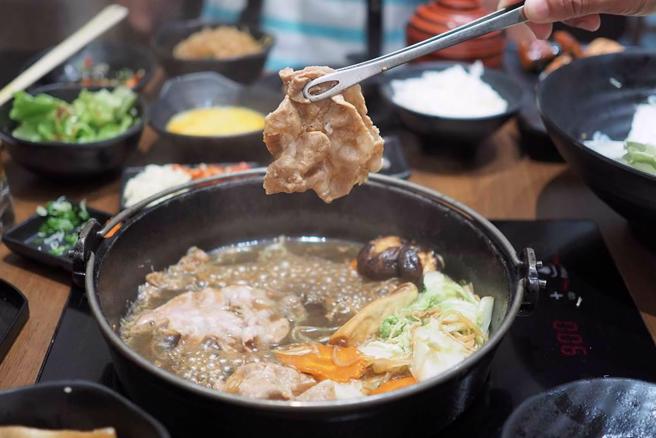 医师提醒，酱料、汤头、鸡汤块等都是容易被忽略的高钠食品。( 示意图/ Shutterstock )