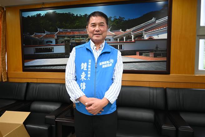 苗栗议长锺东锦参选下届苗栗县长，他指民调中有４成不表态，代表民进党执政荒腔走板，才会让民眾不愿碰触政治。（李京升摄）