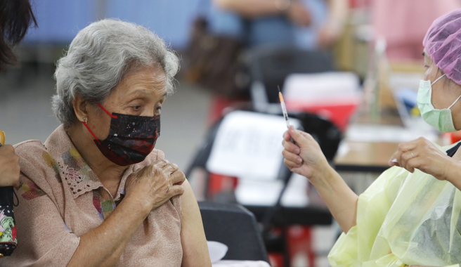 截至今年9月底，全台共有350萬劑新冠疫苗過期報銷，佔目前採購疫苗的6.5％，推估浪費約12億元公帑。指揮官王必勝表示，世界上很多國家都有這個問題。（圖／示意圖，記者季志翔攝影）