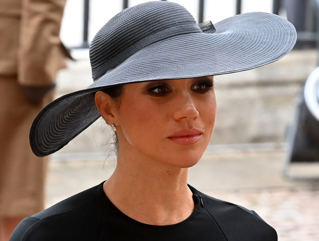 薩塞克斯公爵夫人梅根9月19日抵達倫敦西敏寺（Westminster Abbey），準備出席英國女王國葬儀式的神情。（美聯社）