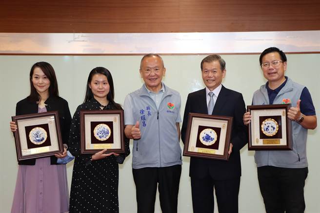 县长徐耀昌26日颁奖表扬荣兴客家採茶剧团艺术总监郑荣兴等人。（苗栗县政府提供／李京升苗栗传真）