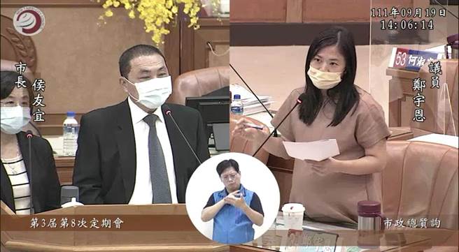 新北市議員鄭宇恩(右)近日發現，在社會局官網有關友善共餐餐廳的店家名單網頁，如今僅留下「網頁發生錯誤」的資訊；對此社會局表示，受疫情影響，導致加入銀髮友善餐廳的名單出現變動，疫情趨緩後會結合店家大力推動，未來檢討後不排除再公布名單，新北市長侯友宜(左)也承諾會持續推動。(黃敬文翻攝)