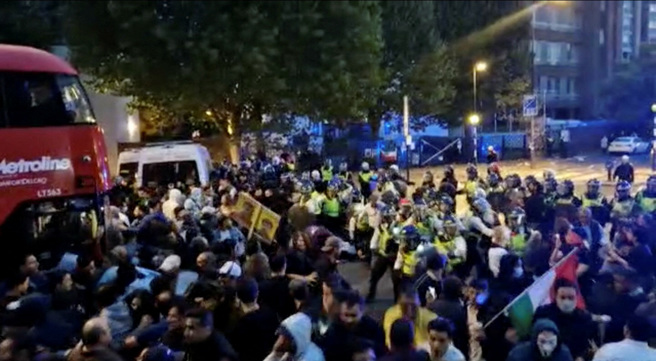 艾米尼（Mahsa Amini）事件在各地掀起抗議潮。（圖／路透社）