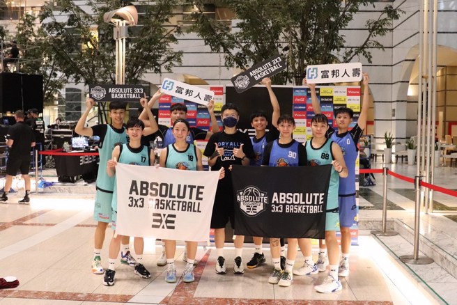 台北中华电信与新北中华电信前往日本东京参加年终赛。(3X3.EXE提供)