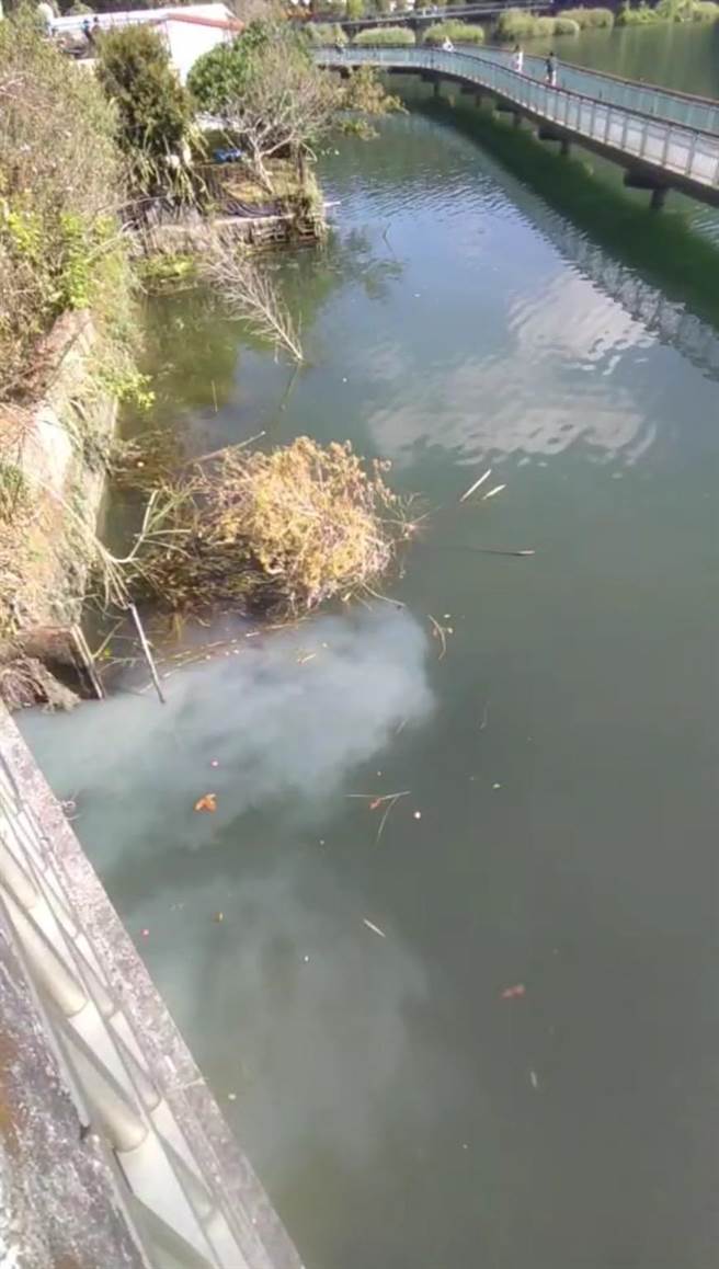 投诉人24日发现又有人偷排废水，立即拿起手机录影存证。（民眾提供／杨静茹南投传真）