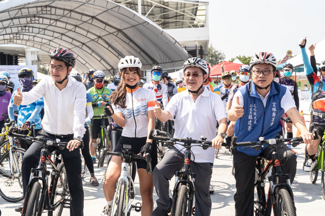2022极点慢旅-云林滨海必Bike小镇活动照，左起分别为立委刘建国、活动大使运动网红EVA、云嘉南风管处长陈煜川、云林县政府文化观光处副处长苏建苍共同领骑。(照片/观光局云嘉南管理处提供)