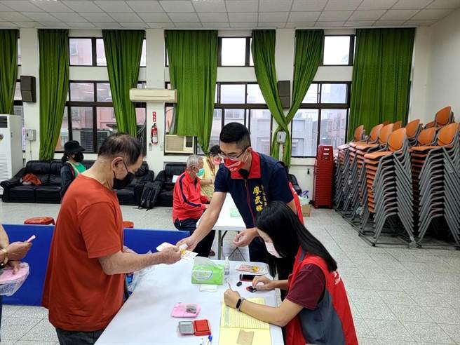 金山区长者领取重阳敬老礼券。（金山区公所提供）