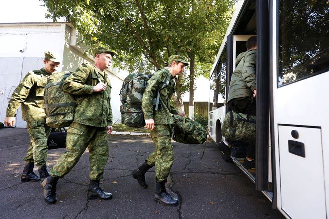 俄罗斯一名男子因为不满没有军事经验的朋友收到入伍令，气得衝到入伍办公室枪击指挥官。图为被徵招的俄罗斯士兵。（资料照／美联社）
