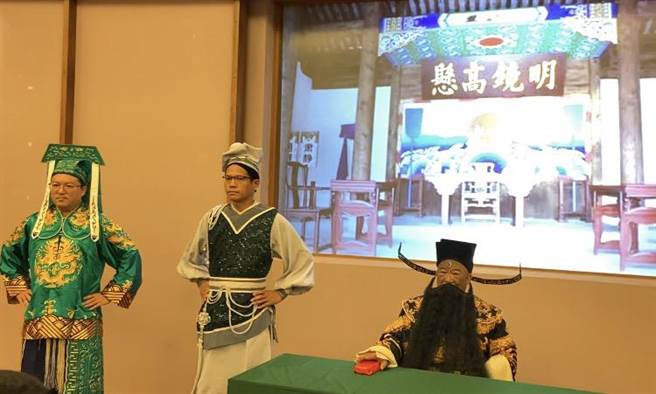 行动剧中，包公拍案指示，展开抓贿选天网，将要买票的人缉捕归案，绝不宽容，只要有人敢买票，必严办。（吴佩蓉摄）