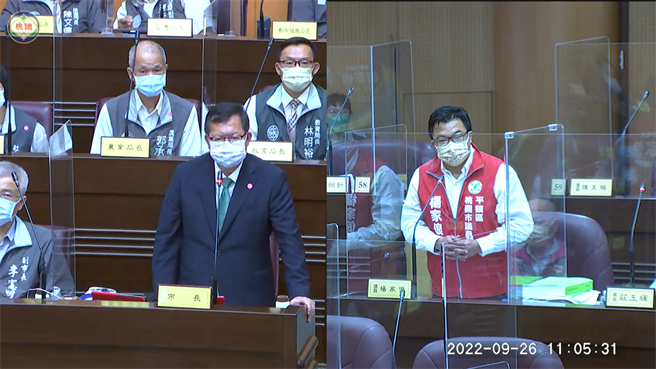 民进党市议员杨家俍26日为乐天棒球迷请命，希望市府协助更新桃园国际棒球场右侧大萤幕。(蔡依珍摄)