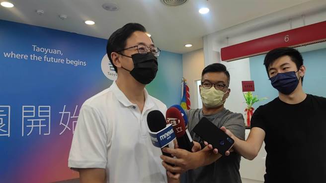 前台北市議員羅智強在臉書指民進黨桃園市長參選人鄭運鵬像駐日代表謝長廷，越來尖酸刻薄，國民黨桃園市長參選人張善政受訪表示，深有同感。（賴佑維攝）