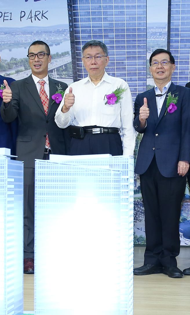 臺北市長柯文哲（中）26日出席「臺北車站特定專用區E1E2街廓公辦都市更新案」出資契約簽約典禮，與冠德建設股份有限公司董事長馬志綱（左）、臺北市副市長彭振聲（右）一起完成儀式。（陳俊吉攝）