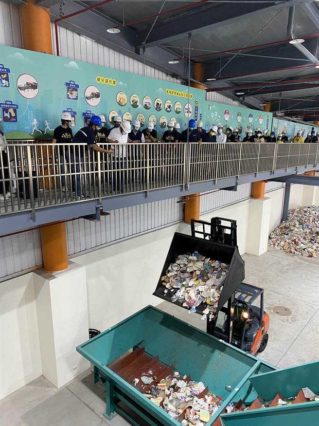 新北市長侯友宜今日前往視察興建工程與試運轉。（新北市環保局提供）